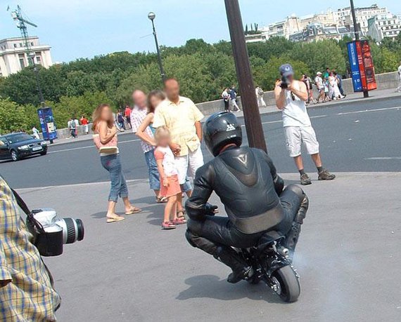 Ghost Rider dans Paris avec sa Pocket Bike