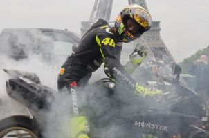Rossi qui fait burner la Yamaha R1 devant la Tour Eiffel (miniature)