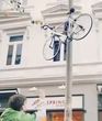 Vélo attaché en haut d'un lampadaire